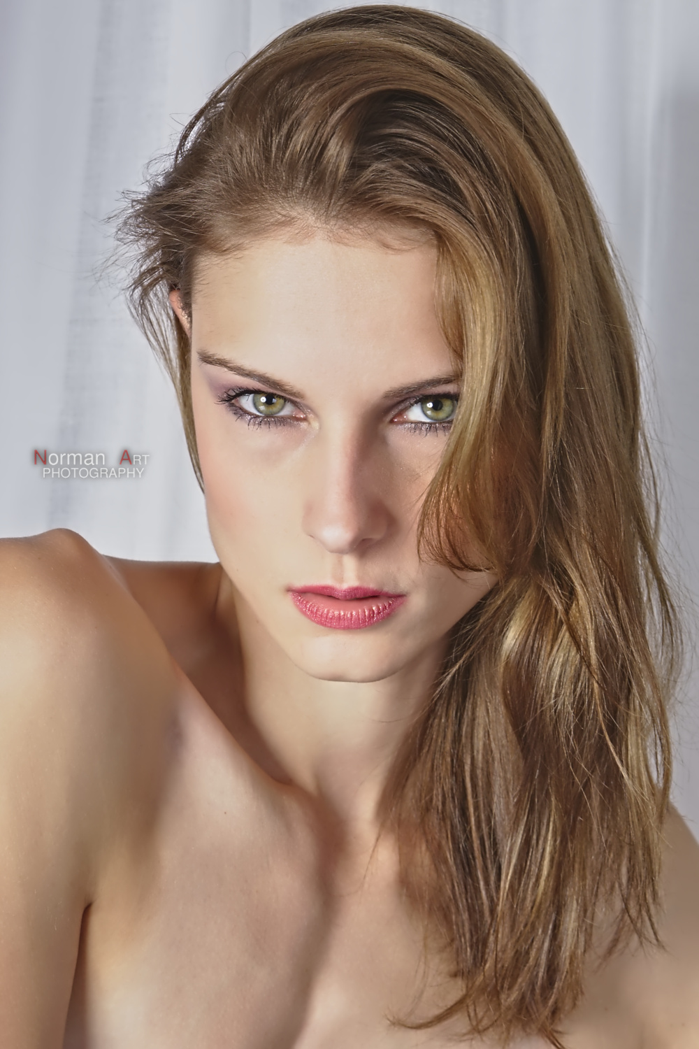 Green Eyes--Fotostudio Fotoshooting mit Beauty-Model Dwina