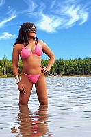 The Pink Bikini--Natur Fotoshooting mit Bademode-Model Marlisa